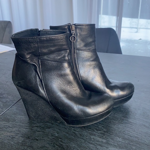 Browns healed booties - Picture 3 of 4